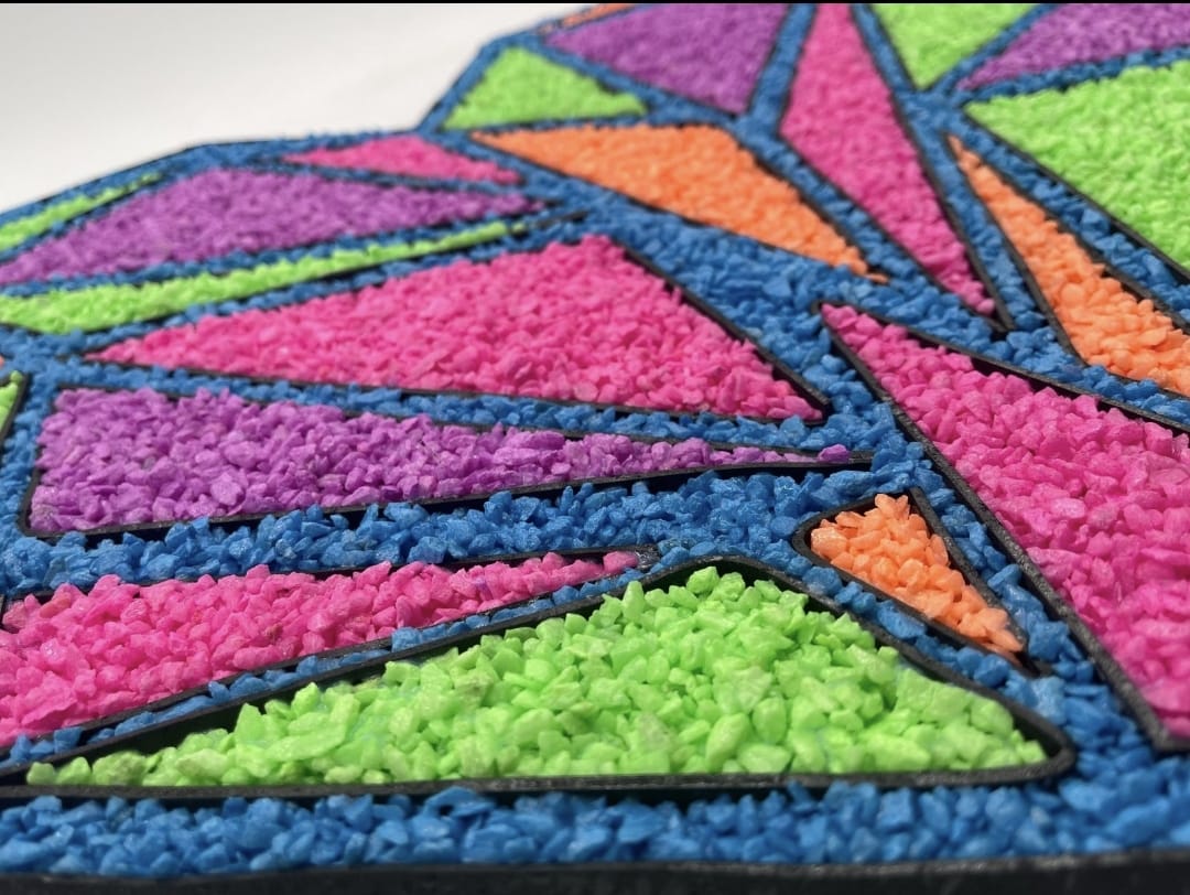 Trabajos artesanales y manualidades con piedras decorativas de colores para crear mosaicos, figuras, composiciones artísticas y proyectos DIY originales y personalizados.